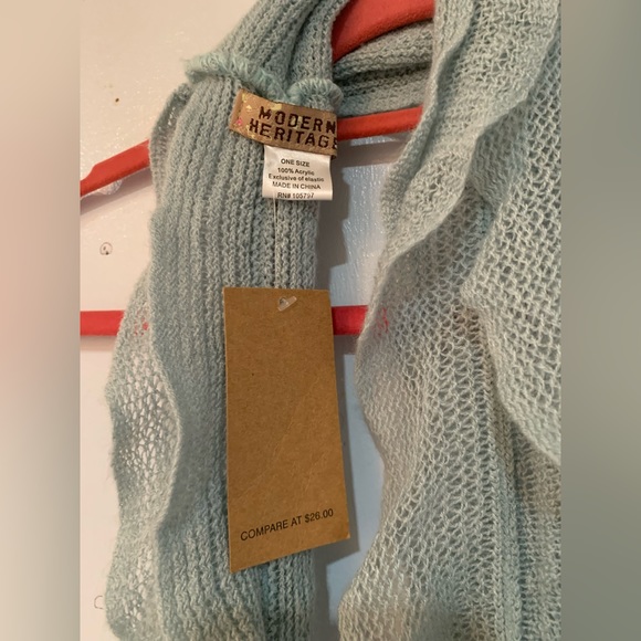 Neck wrap with loose ruffles - Picture 4 of 4